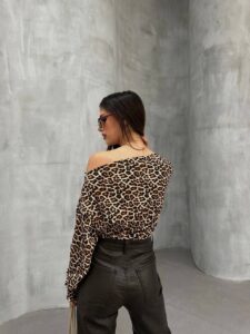 Kadın Leopar Desenli Düşük Omuzlu Bluz - Görsel 2