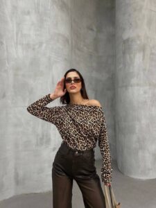 Kadın Leopar Desenli Düşük Omuzlu Bluz - Görsel 3