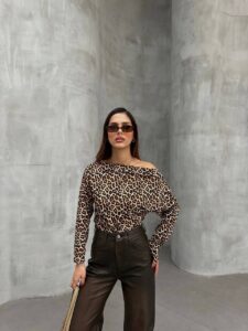 Kadın Leopar Desenli Düşük Omuzlu Bluz - Görsel 5