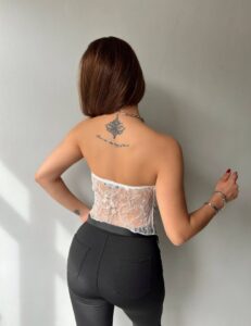 Kadın Göğüs Ve Sırt Dekolteli Transparan Dantel Detay Bluz - Görsel 3