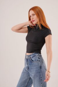 Boğazlı Parlak Kumaş Siyah Crop - Görsel 3