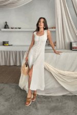 KETEN KOLSUZ KARE YAKA DÜĞME DETAYLI ELBİSE