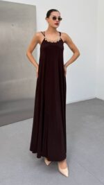 Kadın Omuz Askılı Kuş Gözü Zincir Detay Sandy Kumaş Maxi Boy Elbise - Görsel 3