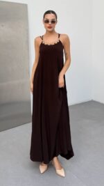 Kadın Omuz Askılı Kuş Gözü Zincir Detay Sandy Kumaş Maxi Boy Elbise - Görsel 5