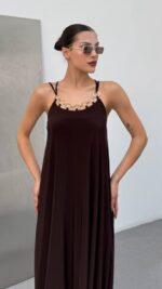 Kadın Omuz Askılı Kuş Gözü Zincir Detay Sandy Kumaş Maxi Boy Elbise - Görsel 7