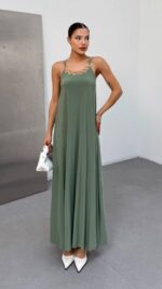 Kadın Omuz Askılı Kuş Gözü Zincir Detay Sandy Kumaş Maxi Boy Elbise - Görsel 4