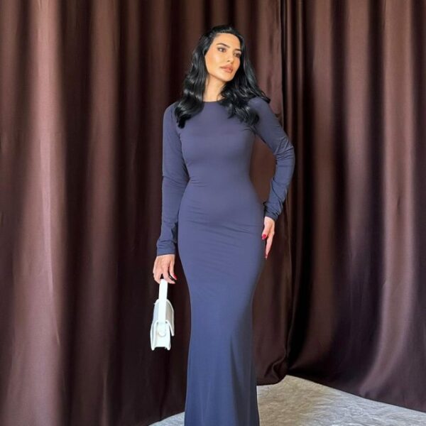 Lacivert Vücudu Saran Uzun Elbise