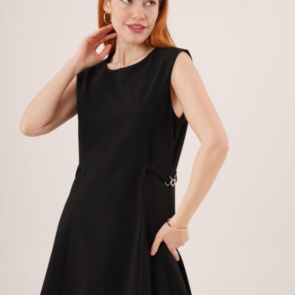 Yanları Zincir Detaylı Sıfır Kol Siyah Mini Elbise