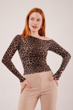 Düşük Omuz Detaylı Leopar Desen Bluz