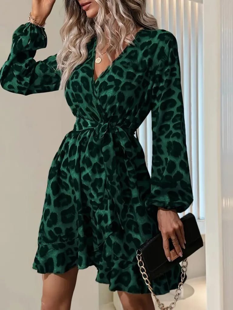 33ece192e9ee26d1d12d5cdb6bda57a8_50443-0.jpeg Kadın Uzun Kollu Kruvaze Yaka Beden Kuşaklı çapraz Kesim Detaylı Leopar Modal Mini Elbise - Görsel 1