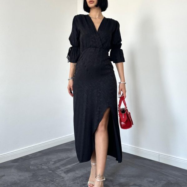 Siyah Yırtmaçlı Jakar Elbise