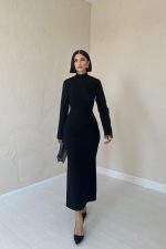 Siyah Omzu Güllü Düz Elbise