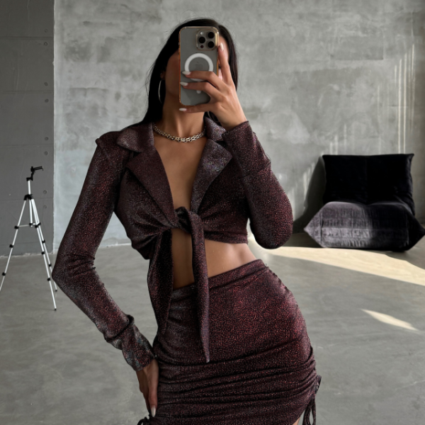 SİMLİ KUMAŞ BAĞLAMA DETAYLI CROP BLUZ -KISA BÜZGÜ DETAYLI ETEK
