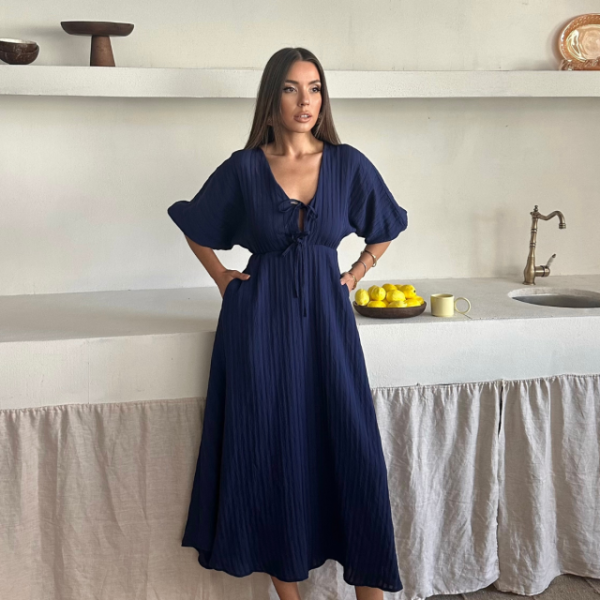 V YAKA DÖKÜMLÜ ELBİSE