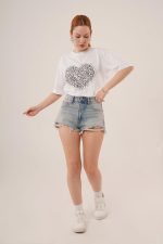 Kalp Baskılı Crop Beyaz Tişört - Görsel 4
