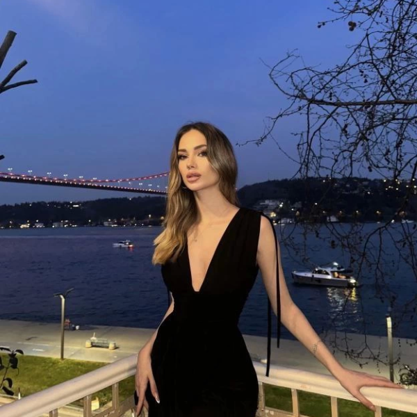 Omuzu Ip Askılı Şortlu Elbise