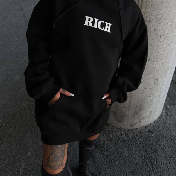 Uzun Kol Kapşonlu Göğüs Baskılı SweatShirt